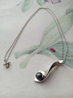 Pearl & Sterling Silver necklace ~ pendant + chain ~ like new